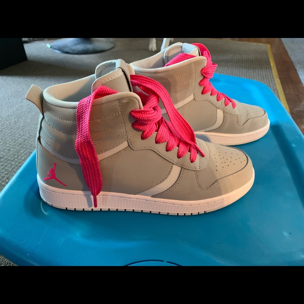 Women’s Jordan’s 8Y/9.5